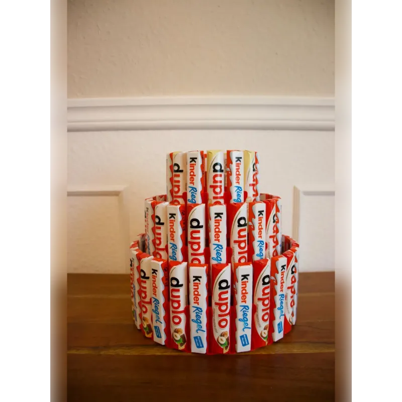 Çikolata Pasta Standı – Kinder Riegel ve Duplo ile Uyumlu, 3 Katlı